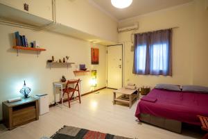 una camera con letto, tavolo e scrivania di Independent Apartment at Lykavitos 1 bed 2 pers ad Atene