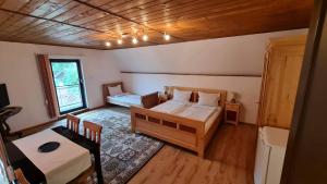 シギショアラにあるPensiunea Otiliaのベッド2台とテーブルが備わる客室です。
