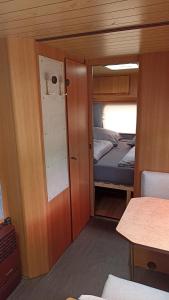 Postel nebo postele na pokoji v ubytování Karavan 1 v areálu Koupaliště Bystré v Orlických horách