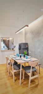 タナ・ラタにある[Muji-Style Apartment] @ Cameron Jaya (3R2B) 8 paxのテーブルと椅子のあるダイニングルーム +25枚の写真