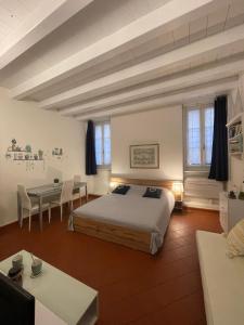 1 dormitorio con 1 cama, mesa y sillas en Cuor di Mantova B&B en Mantova