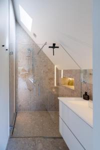 y baño con ducha, lavamanos y ducha. en Apartment L'O Reine, en Sint-Pieters-Leeuw