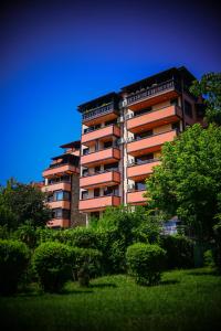ein großes Apartmenthaus mit Bäumen davor in der Unterkunft Medius Park Apartment in Sandanski