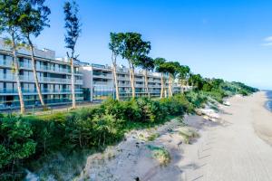 een luchtzicht op een hotel op het strand bij HORIZON HEVENIA Rewal Apartament z dużym tarasem i widokiem na morze in Rewal