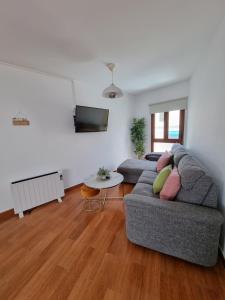 ein Wohnzimmer mit Sofa und Tisch in der Unterkunft Apartamento La Villa in Valverde