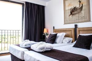 Postel nebo postele na pokoji v ubytování Termes Montbrio Hotel & Spa