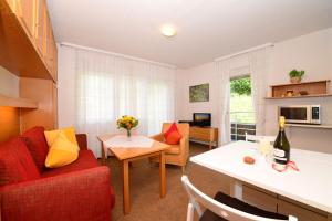 Kuchyňa alebo kuchynka v ubytovaní Familienhotel Kleinwalsertal