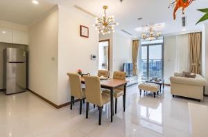 ein Esszimmer und ein Wohnzimmer mit einem Tisch und Stühlen in der Unterkunft Landmark 81 Luxury Condotel in Ho-Chi-Minh-Stadt