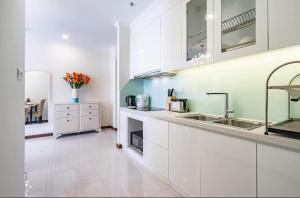 胡志明市的住宿－Landmark 81 Luxury Condotel，白色的厨房设有水槽和台面