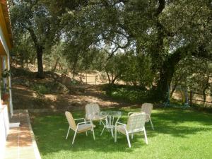 A garden outside Casa rural Villa Manuela