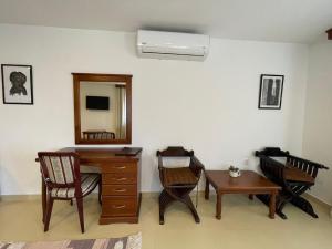 Cette chambre comprend un bureau, des chaises et un miroir. dans l'établissement Citadela Old Town - Gelateria, à Ulcinj