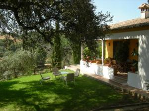 A garden outside Casa rural Villa Manuela