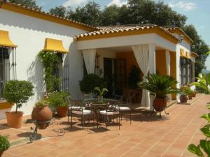 A garden outside Casa rural Villa Manuela