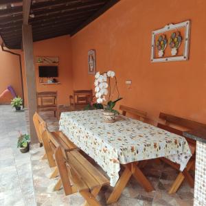 a dining room with a table and chairs at Casa em Paraty - próximo das cachoeiras! in Paraty