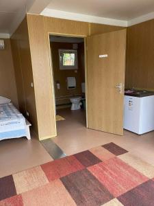 a room with a door open to a room with a bathroom at LakePark Apartman in Bekecs