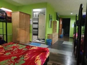 Zimmer mit einem Schlafzimmer mit einem Bett und einem Sonnenschirm in der Unterkunft Orchid Haven in Cameron Highlands