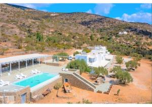 una vista aérea de una villa con piscina en Ktima Vrisiana en Platis Yialos Sifnos