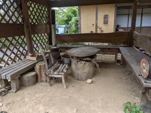 にある自然と触れ合える宿みのむしの木製ベンチ、テーブル、椅子
