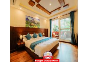 una camera da letto con un letto e una grande finestra di Kathmandu Aagantuk Hotel a Kathmandu