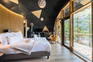 Postel nebo postele na pokoji v ubytování Alpin D'Hôme Hôtel & Spa