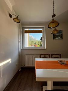 d'une salle à manger avec une table et une fenêtre. dans l'établissement APARTMA CARPE DIEM, à Kranjska Gora