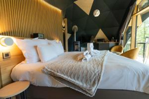 Postel nebo postele na pokoji v ubytování Alpin D'Hôme Hôtel & Spa