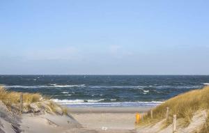 オストゼーバート・ディアーハーゲンにあるDUENENBLICK App Nr 4 max 4 Persの海を背景に広がる砂浜