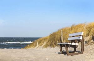 オストゼーバート・ディアーハーゲンにあるANKERPLATZ App Nr 5 max 4 Persの海辺のベンチ