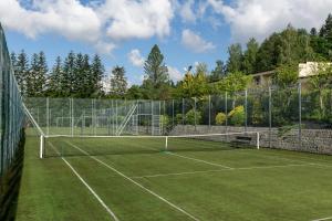 um campo de ténis com uma rede por cima em MADOHORA ŚLEMIEŃ em Kocoń