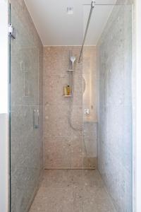 a bathroom with a shower with a glass door at Apartment L'O Reine in Sint-Pieters-Leeuw