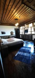 Un dormitorio con una cama grande y una alfombra azul en Zümrüdüanka Otel en Rize