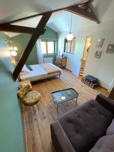 uma sala de estar com uma cama e um sofá em Ô Trois Puits em Laburgade