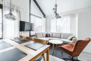 een woonkamer met een bank en een tafel bij Holiday in Lapland - Sointuilevi A73 in Levi