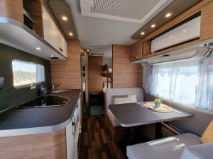Kuchyň nebo kuchyňský kout v ubytování Glamping Caravans In the Crater- גלמפינג קרוואנים במכתש