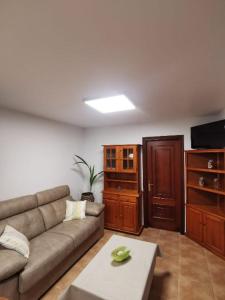 ein Wohnzimmer mit einem Sofa und einem Tisch in der Unterkunft La casita de Meiro in Bueu
