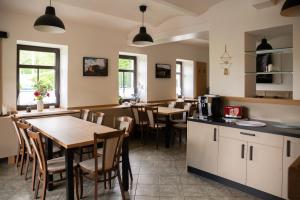 kuchnia i jadalnia ze stołem i krzesłami w obiekcie Vila Markéta w mieście Ledeč nad Sázavou