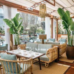 جميرا أبراج الإمارات في دبي: مطعم بطاولات وكراسي ونوافذ