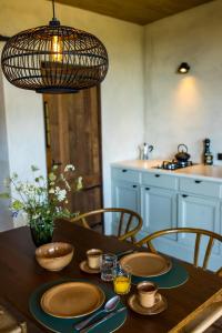 - une table à manger avec des assiettes et des ustensiles dans l'établissement The cabin Morris, à Holsbeek