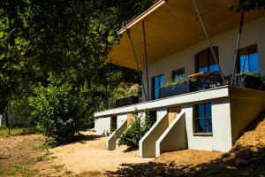 uma casa com uma varanda em cima em The cabin Morris em Holsbeek