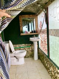 een badkamer met een toilet en een wastafel bij Thuyền mây Sapa homestay in Sa Pa