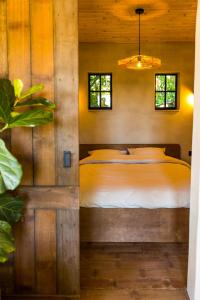 - une chambre avec un lit dans un mur en bois dans l'établissement The cabin Morris, à Holsbeek