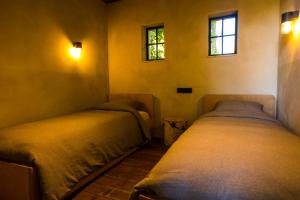 - 2 lits dans une petite chambre avec 2 fenêtres dans l'établissement The cabin Morris, à Holsbeek