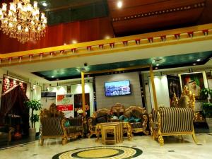 ドバイにあるNine Hotelの店内の椅子とテレビ付きの部屋