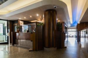 una hall con una grande colonna d'oro in un edificio di Hotel President a Lido di Jesolo