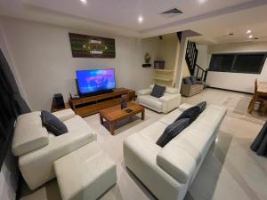 Et tv og/eller underholdning på Private Pool & Jacuzzi Villa, Phratumnak, Pattaya - 600m from the beach, 711 nearby