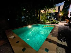 Swimmingpoolen hos eller tæt på Private Pool & Jacuzzi Villa, Phratumnak, Pattaya - 600m from the beach, 711 nearby