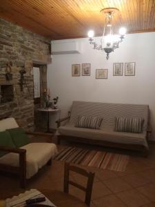 A seating area at Magnolia Traditional Stone House in Vamvakou