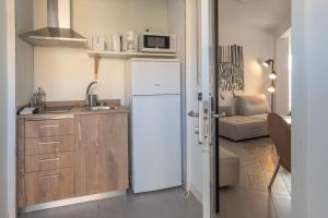 eine Küche mit einem weißen Kühlschrank im Zimmer in der Unterkunft Las Cebras Apartamentos Turísticos in Benicarló