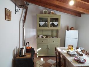 A kitchen or kitchenette at Magnolia Traditional Stone House in Vamvakou