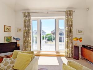 een woonkamer met een bank en een groot raam bij Innisfree, Middleton on Sea in Middleton-on-Sea